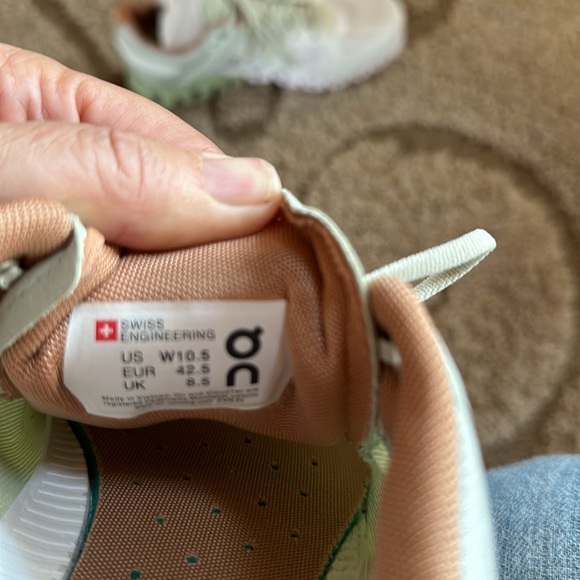 On Cloudflow Women’s Running Shoe In Aloe/White size 10.5 worn inside once - Picture 12 of 16